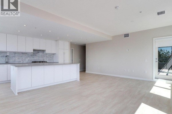 304 110 E 17th Street, North Vancouver, BC V7L0K4 Photo 4