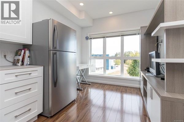 Kitchen - 304 745 Travino Lane, Saanich, BC V8Z0E5 Photo 4