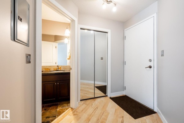 #304 9336 Jasper Av Nw, Edmonton, AB T5H3T5 Photo 5