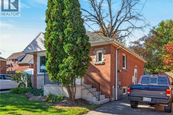 Eat in kitchen - 304 East 19th Street, Hamilton, ON L9A4S7 Photo 2