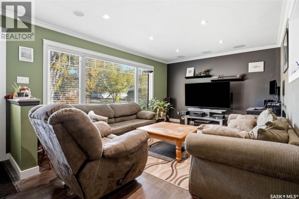Living room - 304 Halifax Street N, Regina, SK S4R2W8 Photo 3