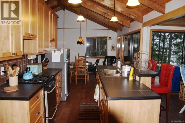 Kitchen - 304 Long Island Lane, Decourcy Island, BC V0R1X7 Photo 3