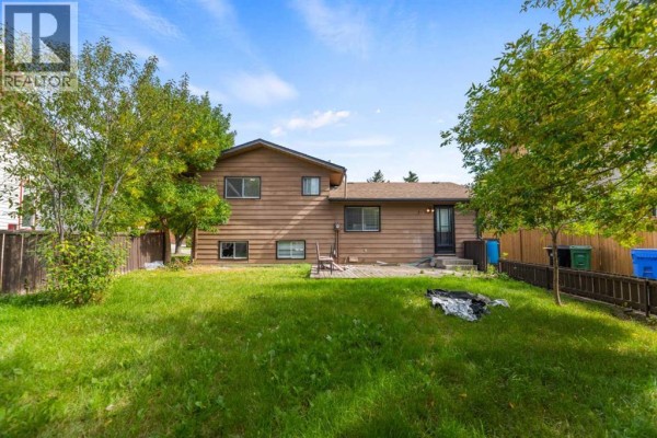 4pc Bathroom - 304 Whitefield Drive Ne, Calgary, AB T1Y5J3 Photo 5