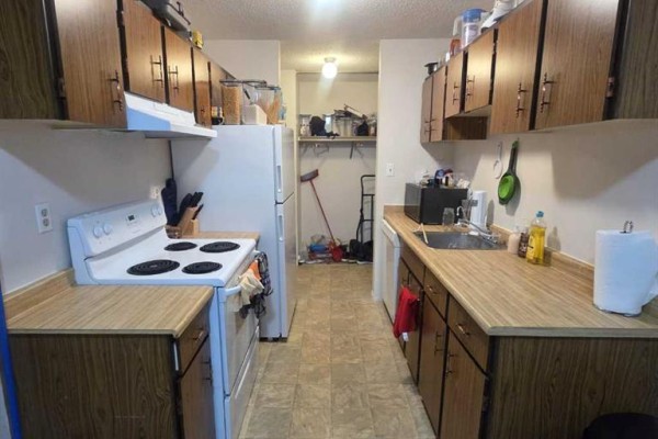 Primary Bedroom - 304b, 5611 9 Avenue, Edson, AB T7E1R5 Photo 5