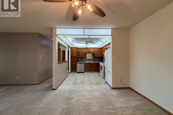 Living room - 305, 3090 15 Avenue Se, Medicine Hat, AB T1B3Z3 Photo 5