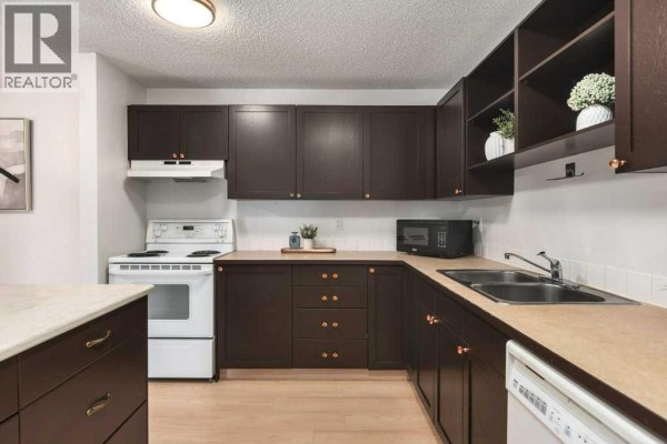 4pc Bathroom - 305, 550 Westwood Drive Sw, Calgary, AB T3C3T9 Photo 4