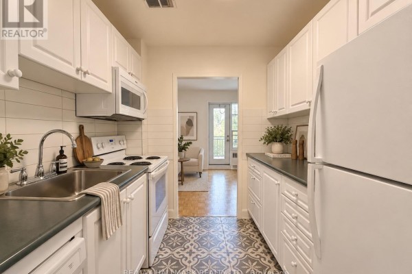 305 - 28 Upper Canada Drive, Toronto, ON M2P1R9 Photo 5