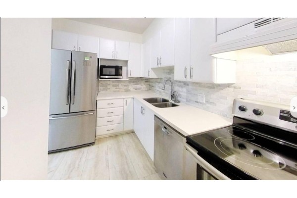 305 15268 105 Avenue, Surrey, BC V3R0W8 Photo 4