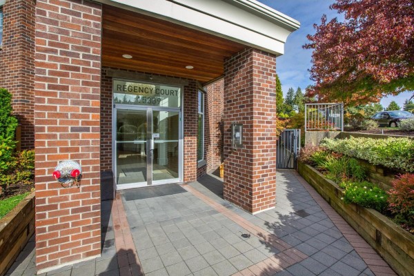 305 15389 Roper Avenue, White Rock, BC V4B2G2 Photo 4