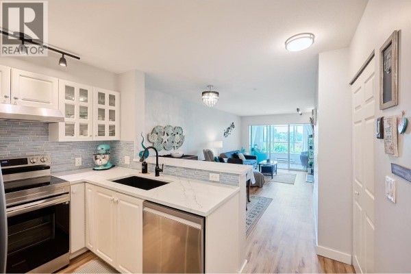 305 155 E 3rd Street, North Vancouver, BC V7L1E5 Photo 2