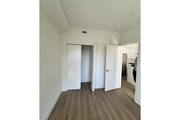 305 15739 Fraser Highway, Surrey, BC V4N6Y4 Photo 4