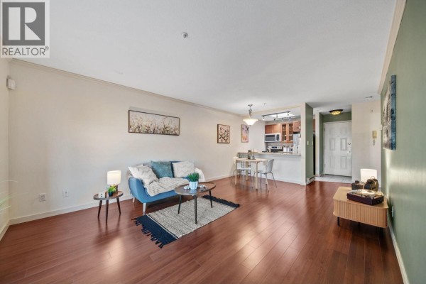 305 526 Thirteenth Street, New Westminster, BC V3M4L9 Photo 4