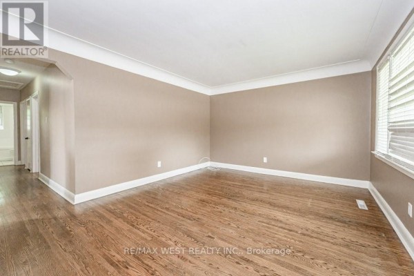 305 Mohawk Road E, Hamilton, ON, photo 3