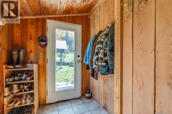 Kitchen - 3051 Fofonow Road, Nelson, BC V1L6Y5 Photo 5