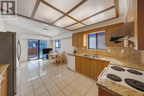 3056 E 28th Avenue, Vancouver, BC V5R1S5 Photo 2