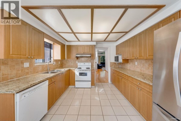 3056 E 28th Avenue, Vancouver, BC V5R1S5 Photo 3