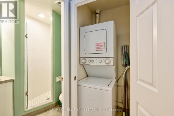 Kitchen - 306 - 19 Grand Trunk Crescent, Toronto, ON M5J3A3 Photo 3