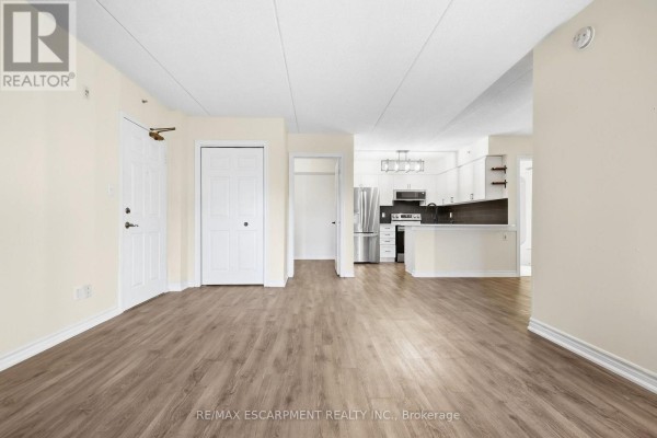 Bathroom - 306 - 2055 Appleby Line, Burlington, ON L7L7H2 Photo 5