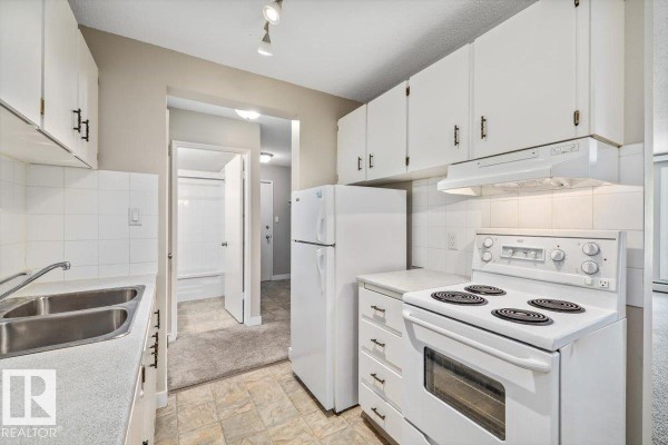 Kitchen - #306 10330 113 St Nw, Edmonton, AB T5K1P6 Photo 3