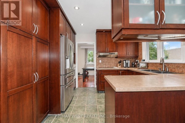 Kitchen - 3062 O'hagan Drive, Mississauga, ON L5C2C5 Photo 3