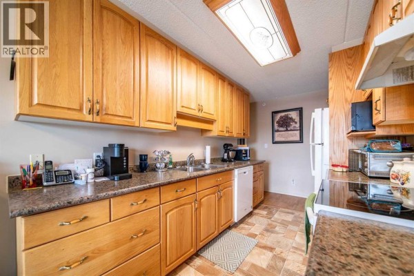 Living room - 307, 848 4 Avenue, Wainwright, AB T9W1V6 Photo 3