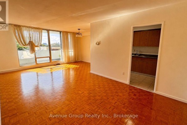 Dining room - 307 - 1 Massey Square, Toronto, ON M4C5L4 Photo 5