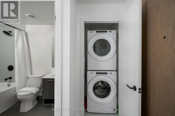 Living room - 307 - 2300 St Clair Avenue W, Toronto, ON M6N0B3 Photo 2
