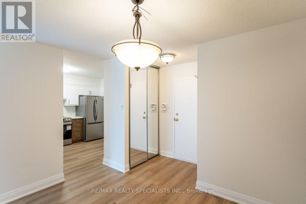 Den - 307 - 26 Hanover Road, Brampton, ON L6S4T2 Photo 5