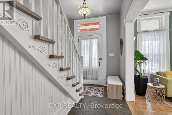Bathroom - 307 Ridout Street S, London South, ON N6C3Y9 Photo 4