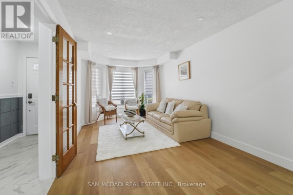 Living room - 3071 Bayberry Drive, Mississauga, ON L5N6P1 Photo 3
