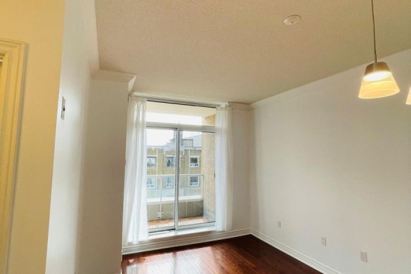 Kitchen - 308 - 2 Edith Drive, Toronto, ON M4R2H7 Photo 3