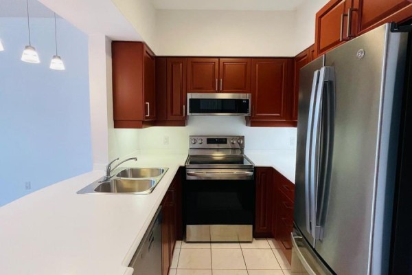 Den - 308 - 2 Edith Drive, Toronto, ON M4R2H7 Photo 5