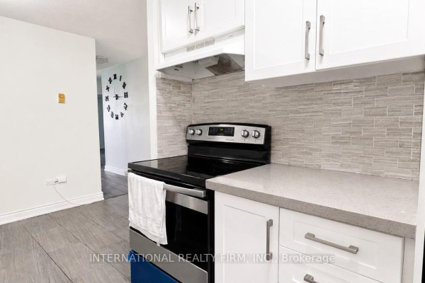 Living room - 308 - 40 Sunny Glenway, Toronto, ON M3C2Z2 Photo 4