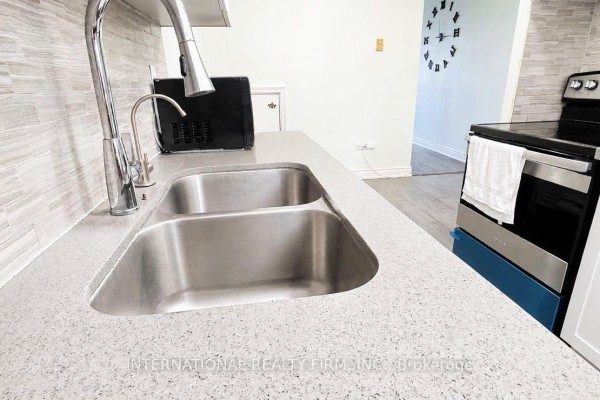 Sunroom - 308 - 40 Sunny Glenway, Toronto, ON M3C2Z2 Photo 5