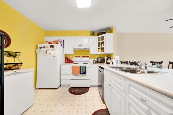308 15160 108 Avenue, Surrey, BC V3R0V2 Photo 5