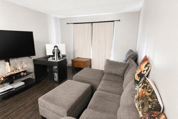 Living room - 308a, 5611 10 Avenue, Edson, AB T7E1R4 Photo 2