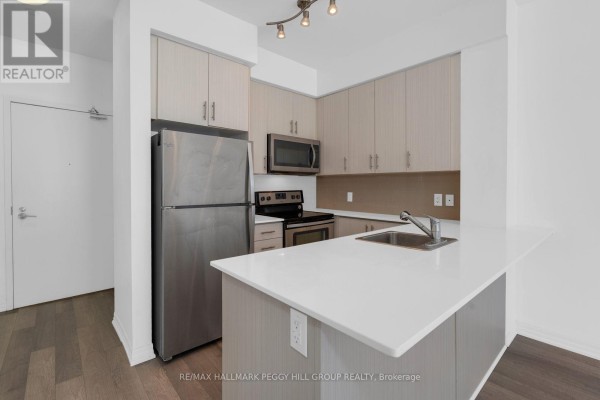 Living room - 309 - 111 Worsley Street, Barrie, ON L4M0J5 Photo 5