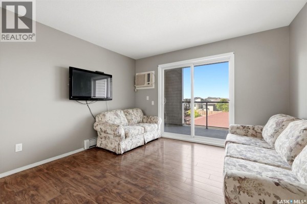 Living room - 309 E 1300 Stockton Street, Regina, SK S4X0G1 Photo 3
