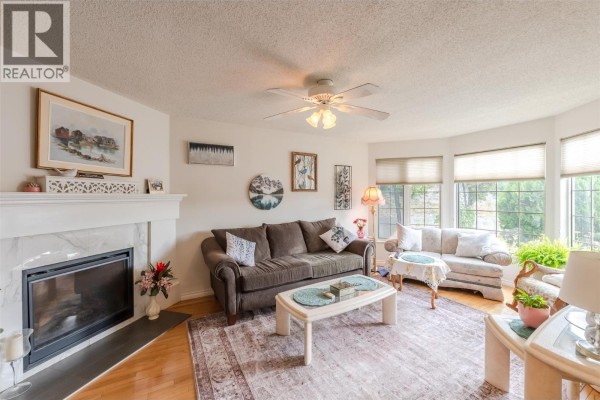 Living room - 3096 South Main Street Unit# 10, Penticton, BC V2A6G5 Photo 2