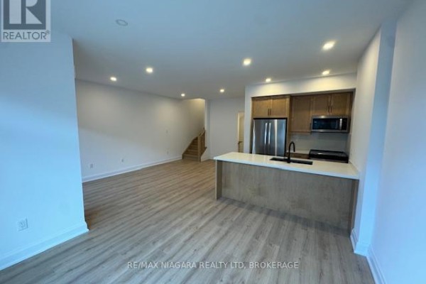Primary Bedroom - 31 - 292 Vine Street, St  Catharines, ON L2M0E1 Photo 5