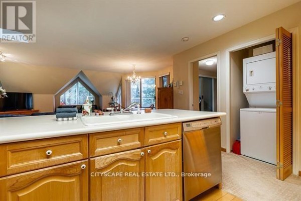 Kitchen - 31 - 4636 Blackcomb Way, Bc, BC V8E0H2 Photo 4