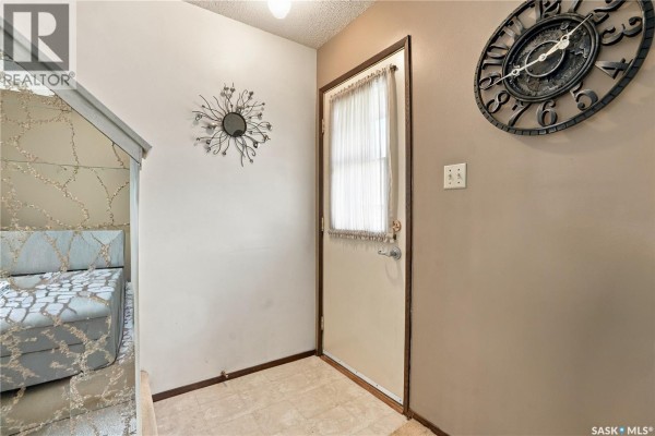 Living room - 31 1128 Mckercher Drive, Saskatoon, SK S7H4Y7 Photo 3