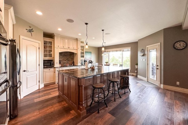 Family room - #31 26126 Hghway 16, Rural Parkland County, AB T7Y1A1 Photo 4