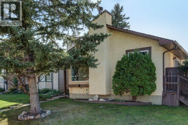 Living room - 31 Castledale Way Ne, Calgary, AB T3J1X6 Photo 2