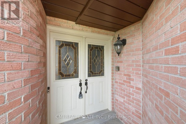 Kitchen - 31 Castlehill Road, Brampton, ON L6X4E3 Photo 5