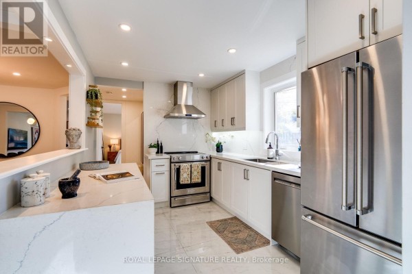 Dining room - 31 Davies Crescent, Toronto, ON M4J2X7 Photo 2