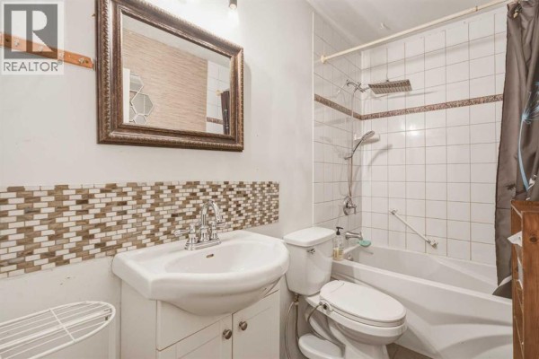 Kitchen - 31 Hendon Place Nw, Calgary, AB T2K2A2 Photo 5