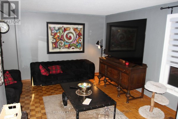Dining room - 31 Laburnham Avenue, Toronto, ON M8W1S6 Photo 2