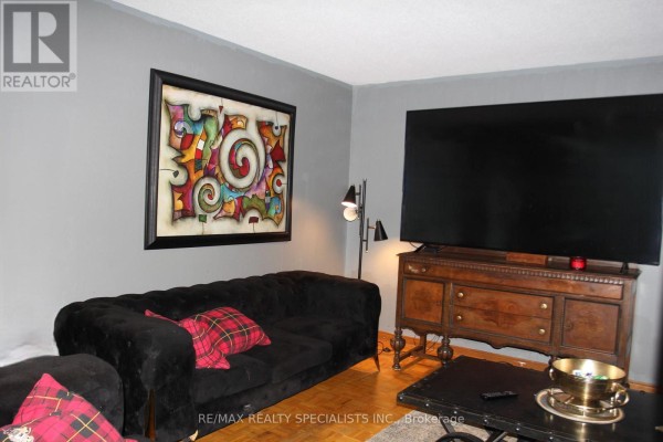 Primary Bedroom - 31 Laburnham Avenue, Toronto, ON M8W1S6 Photo 4