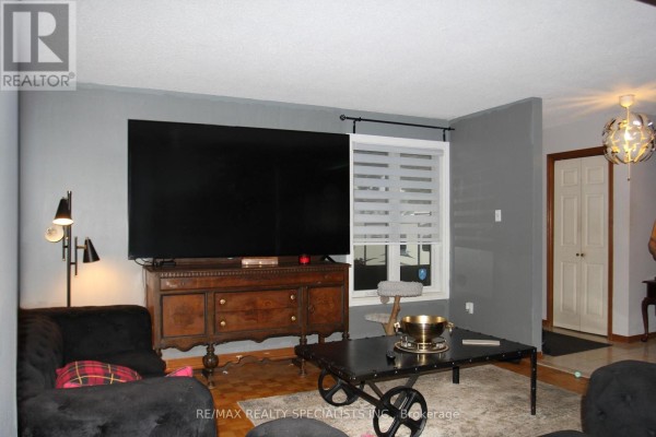 Bedroom - 31 Laburnham Avenue, Toronto, ON M8W1S6 Photo 5